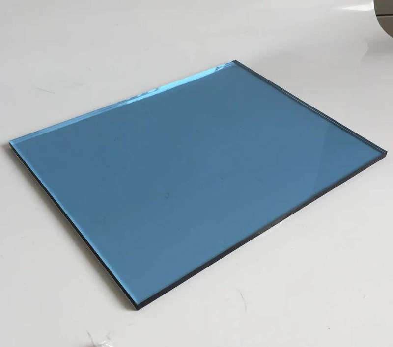 Sininen auringonsuojalasi